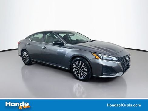 Used 2025 Nissan Altima 2.5 SV FWD image 1