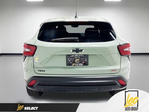 Used 2024 Chevrolet Trax RS w/ Sunroof Package FWD image 9