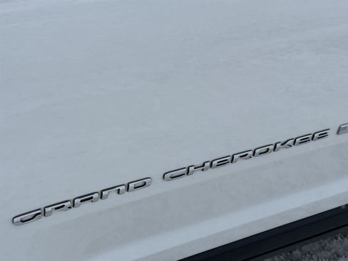 Used 2023 Jeep Grand Cherokee Limited AWD/4WD image 10