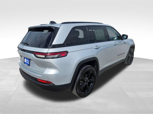 Used 2024 Jeep Grand Cherokee Altitude AWD/4WD image 7