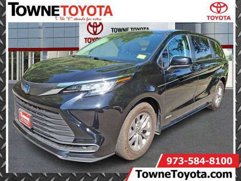 Certified 2021 Toyota Sienna LE FWD image 1