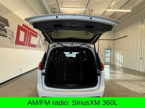 Used 2025 Chrysler Pacifica Limited image 4