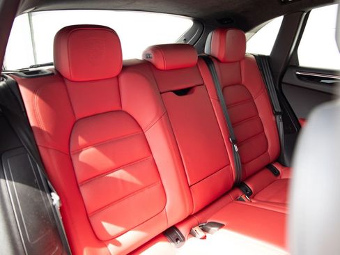 Used 2021 Porsche Macan Turbo image 24