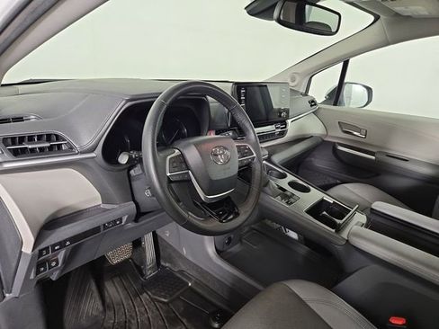 Used 2023 Toyota Sienna Limited FWD image 15