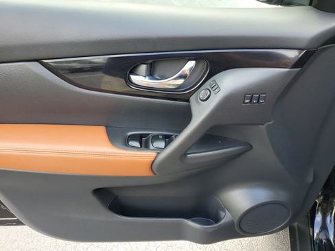 Used 2019 Nissan Rogue SL w/ Premium Package image 16