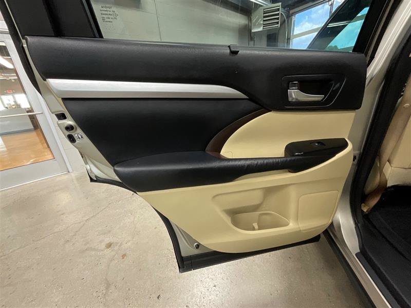 Used 2015 Toyota Highlander XLE FWD image 22