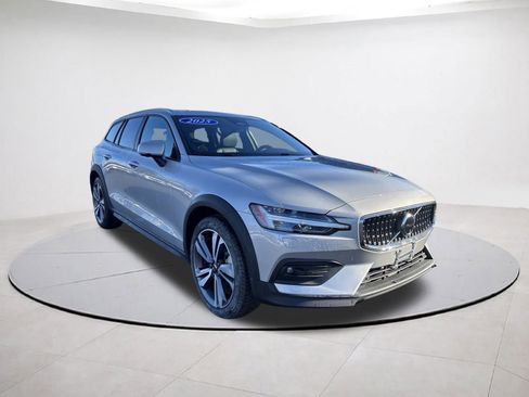 Certified 2025 Volvo V60 B5 Cross Country Plus image 1