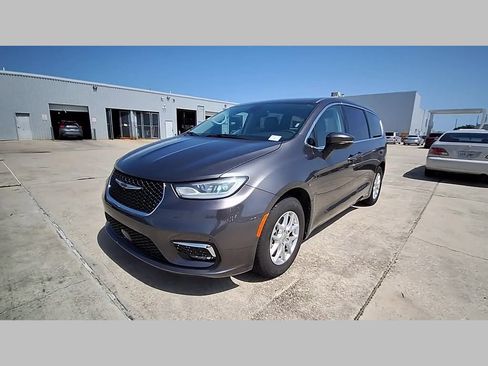 Used 2023 Chrysler Pacifica Touring-L FWD image 51
