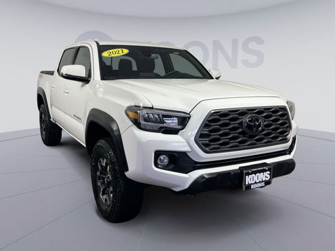 Used 2021 Toyota Tacoma TRD Off-Road w/ Technology Package image 10