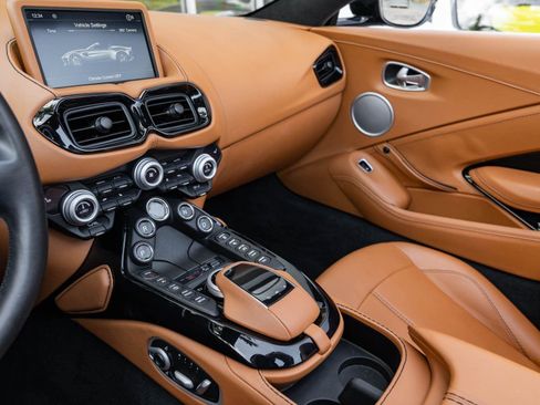 Used 2021 Aston Martin V8 Vantage Roadster image 8