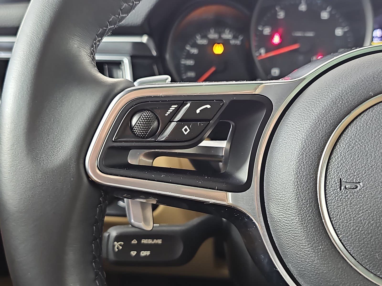 Used 2018 Porsche Macan w/ Premium Package Plus AWD/4WD image 16