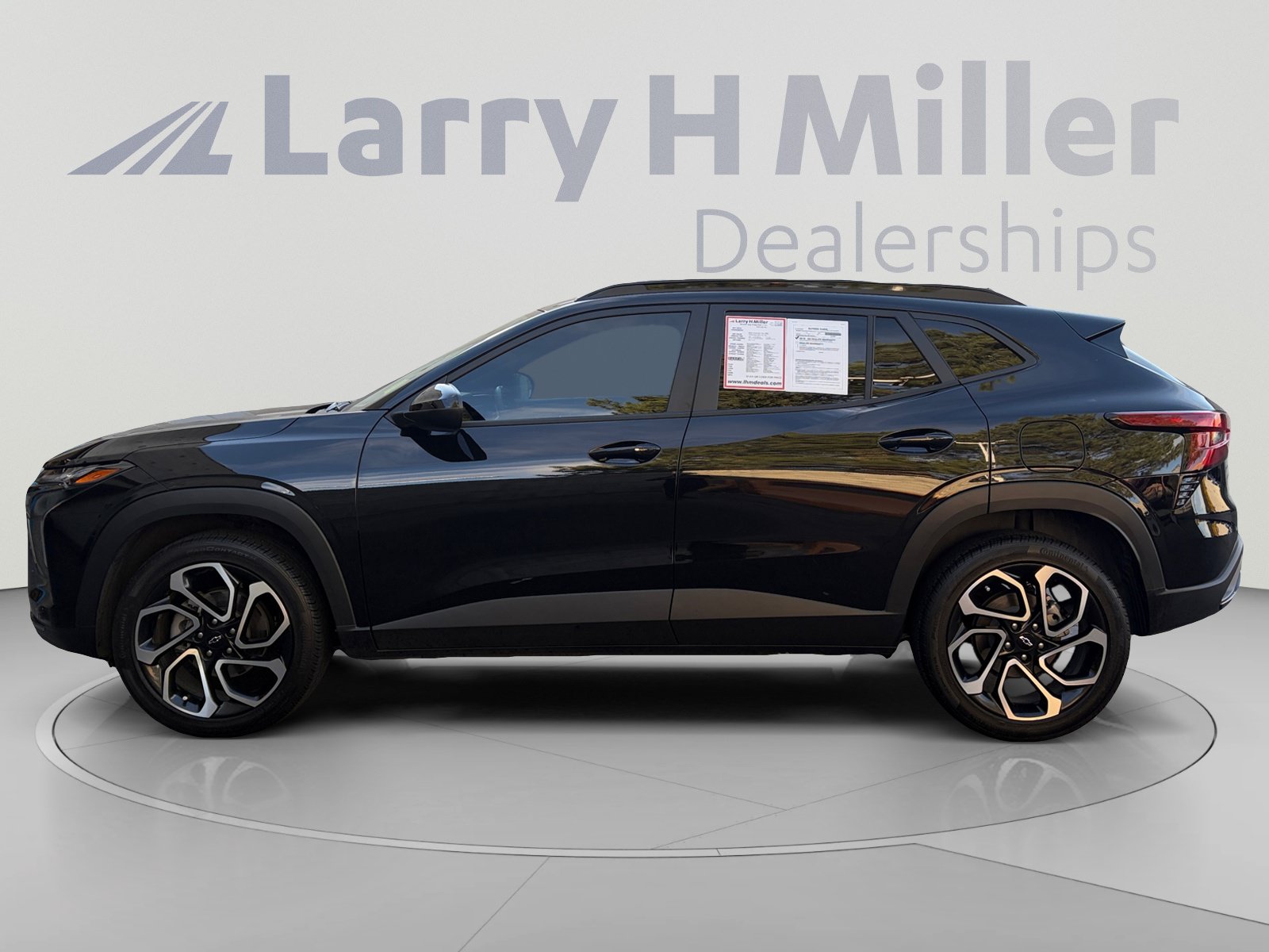 Used 2025 Chevrolet Trax RS w/ Sunroof Package FWD image 2