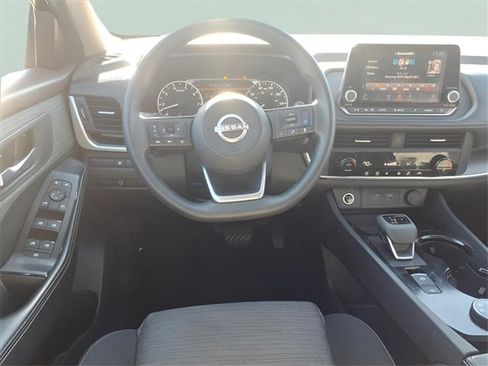 Used 2023 Nissan Rogue SV image 4