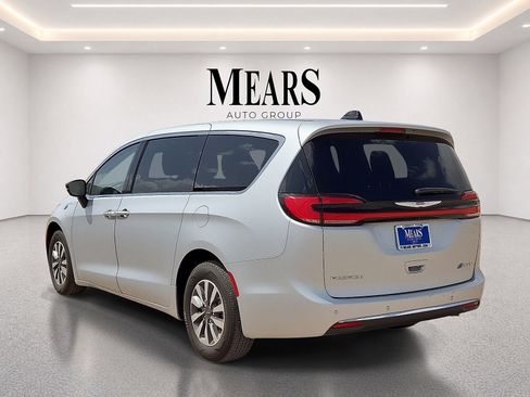 Used 2024 Chrysler Pacifica Limited FWD image 3