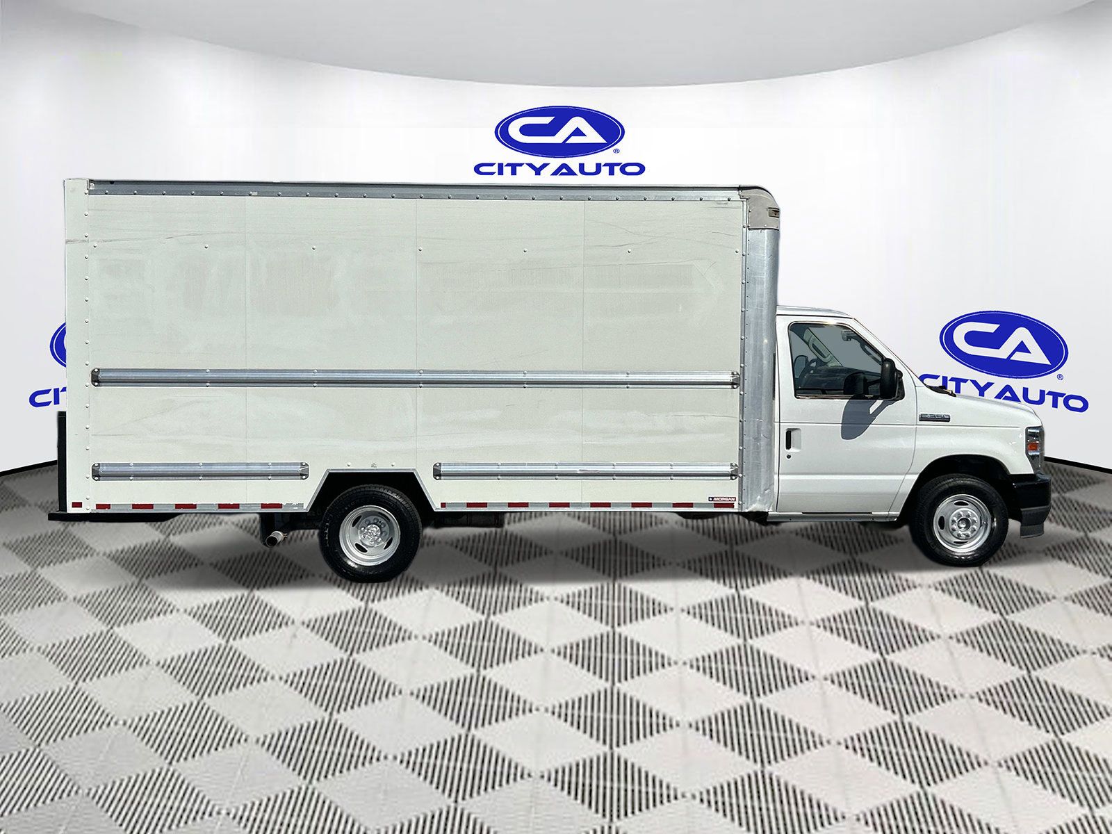 Used 2022 Ford E-350 and Econoline 350 Super Duty RWD image 2
