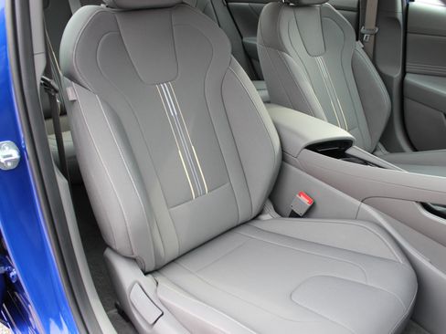 Used 2025 Hyundai Elantra SEL image 21