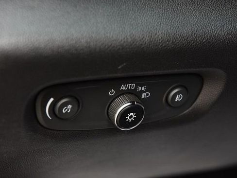 Used 2018 Chevrolet Traverse LT image 11