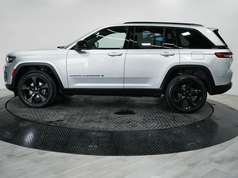 Used 2023 Jeep Grand Cherokee Altitude AWD/4WD image 4