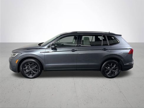 Certified 2024 Volkswagen Tiguan SE w/ Panoramic Sunroof Package AWD/4WD image 9