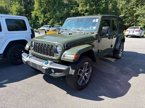 Used 2024 Jeep Wrangler Unlimited w/ Convenience Group AWD/4WD image 2