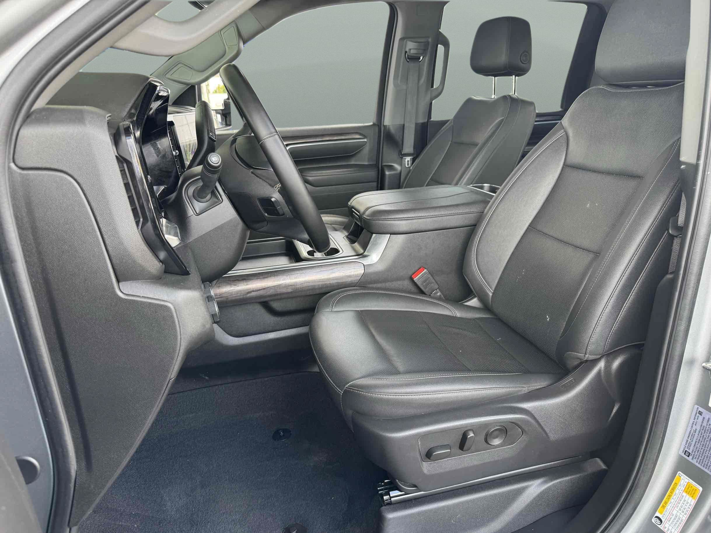 Used 2025 Chevrolet Silverado 2500 LTZ w/ LTZ Convenience Package AWD/4WD image 10