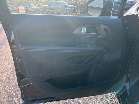 New 2026 Chrysler Pacifica Select image 11