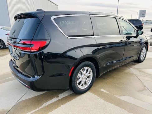 Used 2024 Chrysler Pacifica Touring-L image 30