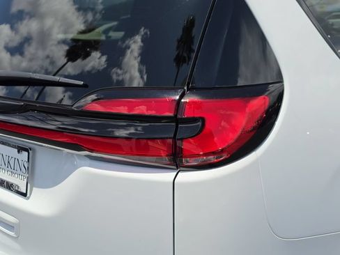 Used 2024 Chrysler Pacifica Limited w/ Uconnect Theater Family Group FWD image 19