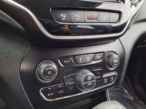 Certified 2022 Jeep Cherokee Limited w/ Mopar Interior Package AWD/4WD image 9