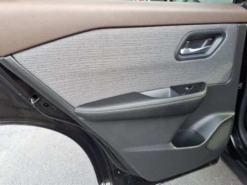 Used 2023 Nissan Rogue SV image 10