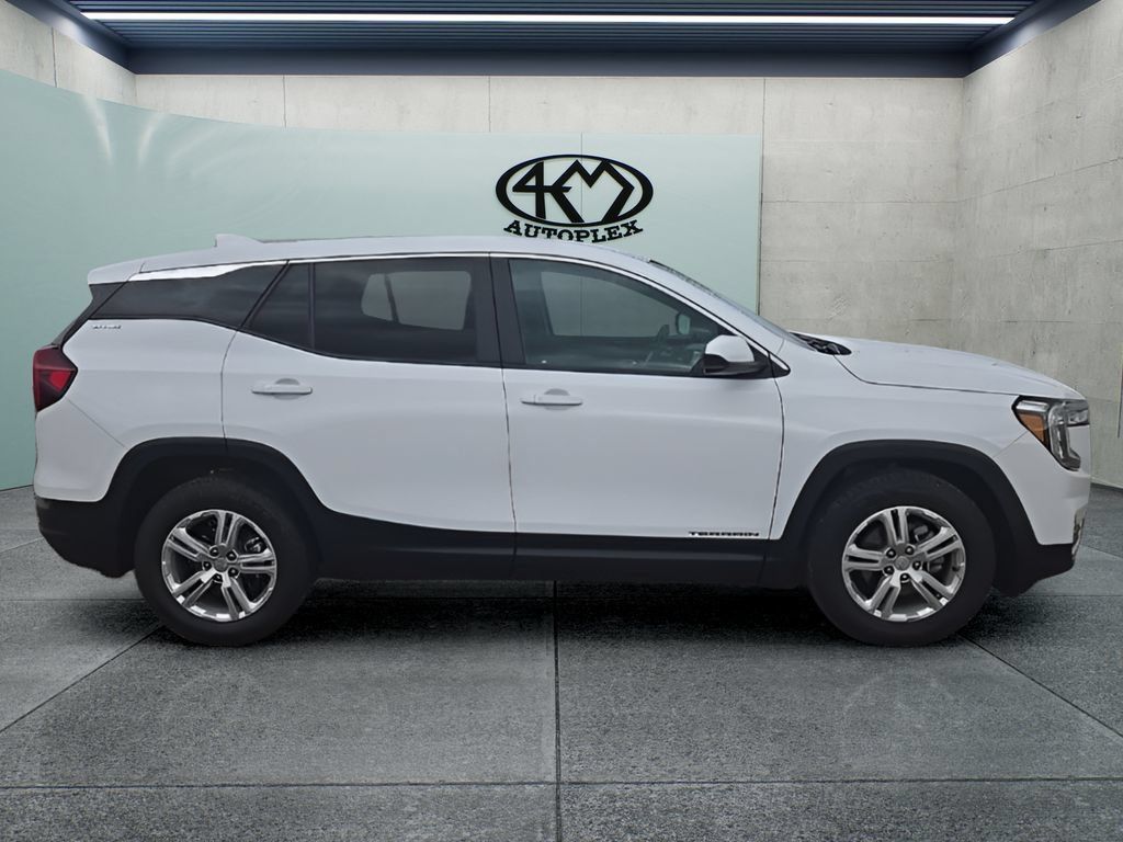 Used 2024 GMC Terrain SLE FWD image 2