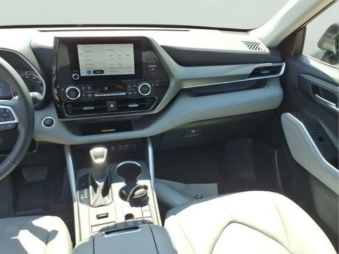 Used 2024 Toyota Highlander XLE AWD/4WD image 14