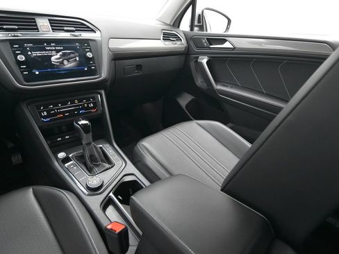 Used 2022 Volkswagen Tiguan SE AWD/4WD image 28