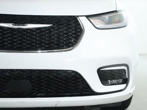 Used 2023 Chrysler Pacifica Touring-L FWD image 7