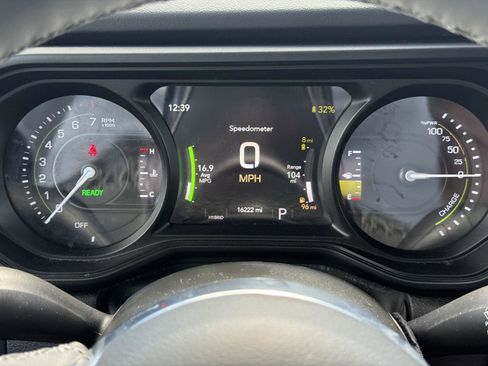 Used 2025 Jeep Wrangler Unlimited Sahara AWD/4WD image 17