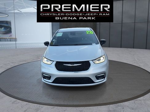 Used 2026 Chrysler Pacifica Select image 2