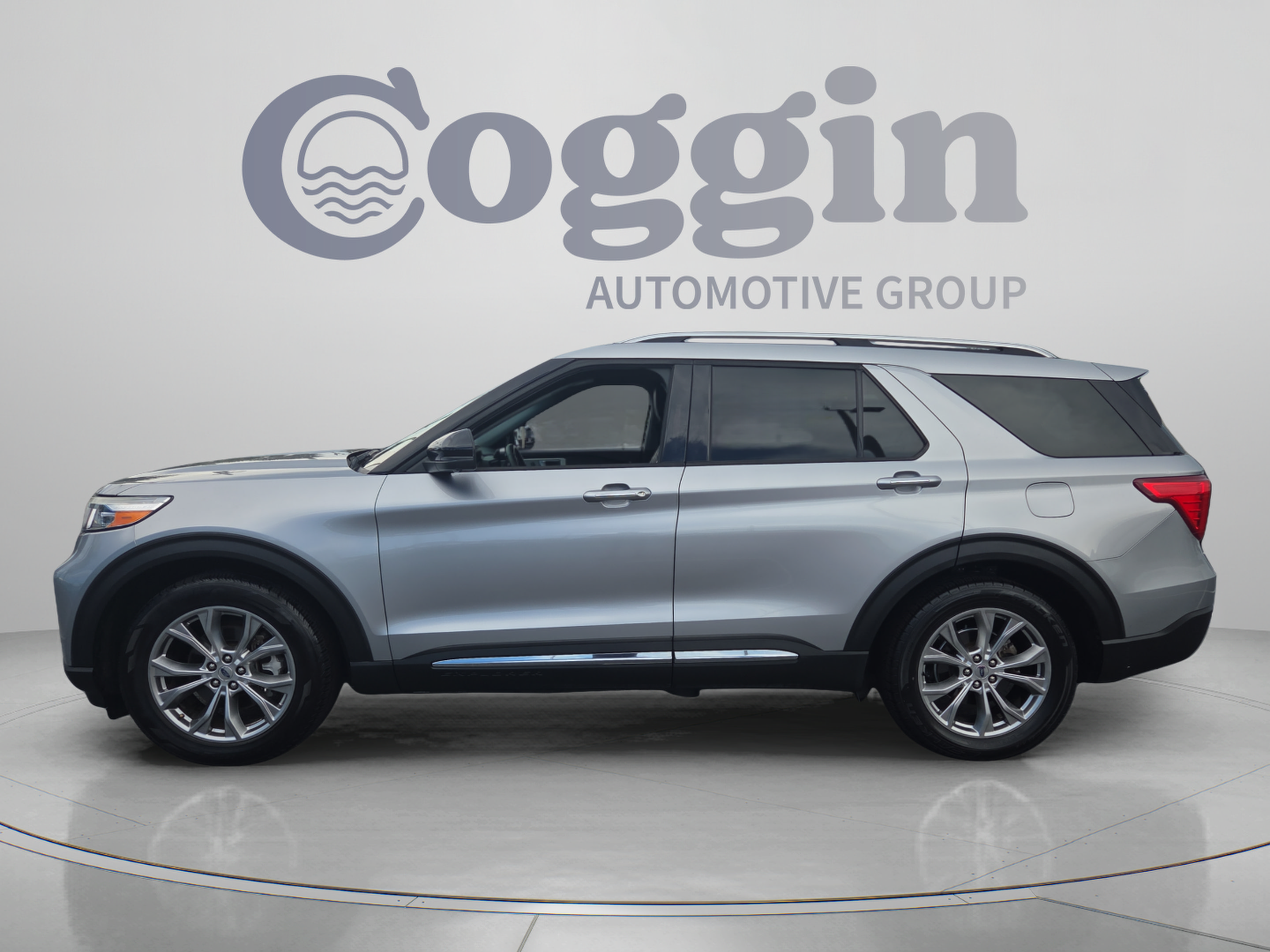 Used 2021 Ford Explorer Limited w/ Equipment Group 301A RWD image 2