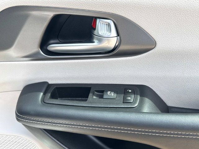Used 2024 Chrysler Pacifica Touring-L FWD image 19