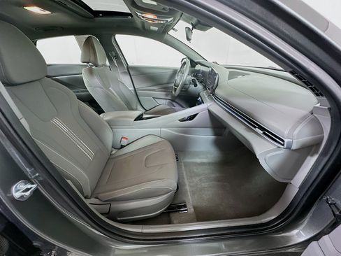 Used 2025 Hyundai Elantra SEL FWD image 31