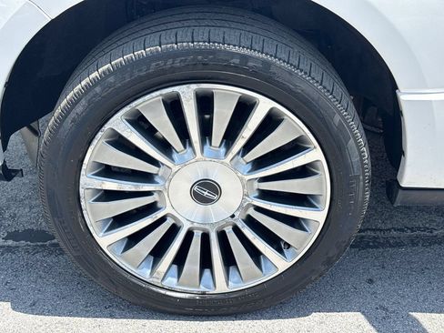 Used 2017 Lincoln Navigator Reserve AWD/4WD image 10