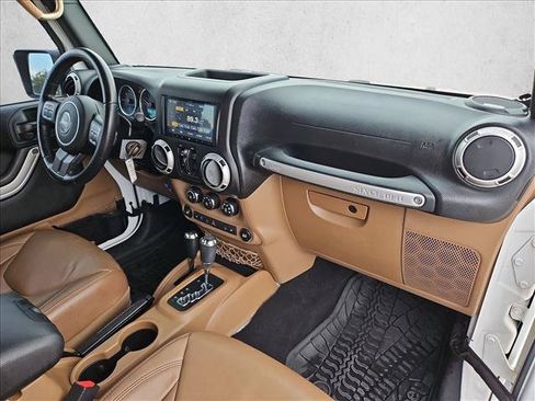 Used 2018 Jeep Wrangler Unlimited Sahara w/ Connectivity Group AWD/4WD image 21