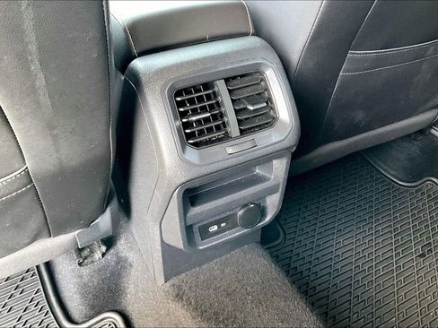 Used 2021 Volkswagen Tiguan SE image 25