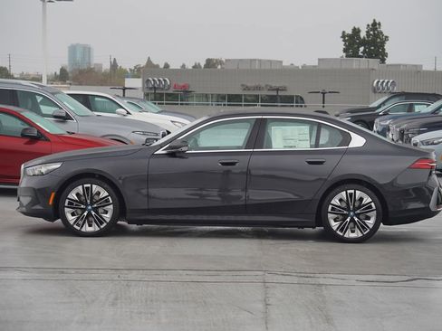 Used 2025 BMW i5 xDrive40 w/ Premium Package image 4