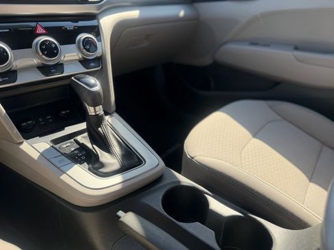 Used 2019 Hyundai Elantra SE FWD image 13