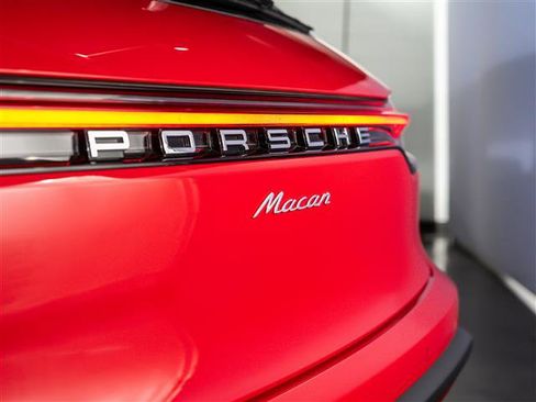 Certified 2026 Porsche Macan AWD/4WD image 30