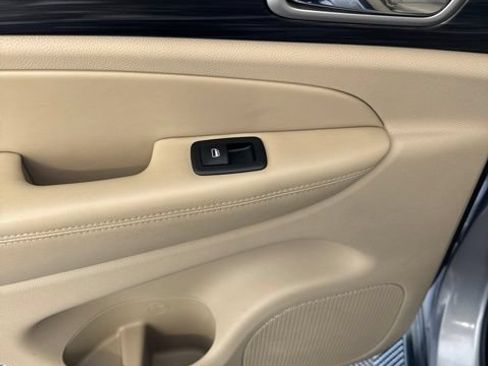Used 2019 Jeep Grand Cherokee Laredo RWD image 18