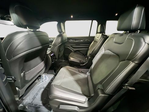 Used 2022 Jeep Grand Cherokee L Laredo image 16