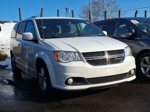 Used 2019 Dodge Grand Caravan SXT image 3