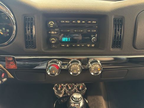 Used 2006 Chevrolet SSR w/ Preferred Equipment Group image 19