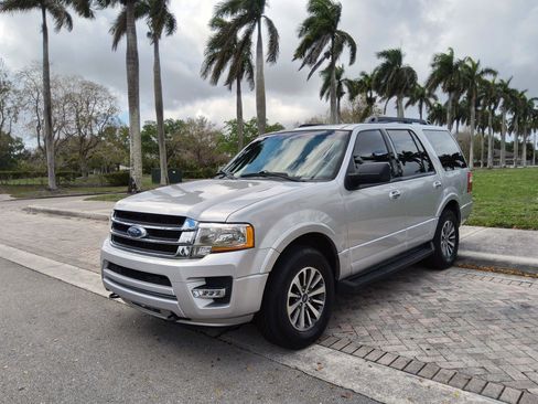 Used 2017 Ford Expedition XLT AWD/4WD image 2